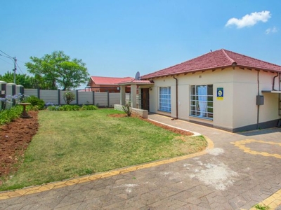 3 Bedroom house for sale in Discovery, Roodepoort