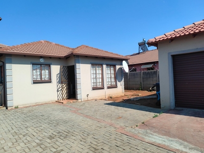 3 Bedroom House To Let in Lotus Gardens