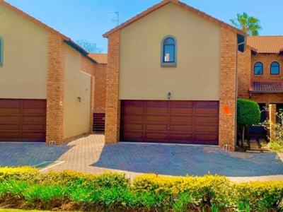 4 Bedroom townhouse - sectional to rent in Equestria, Pretoria