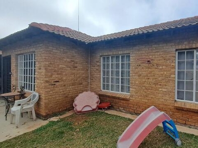 Townhouse For Sale In Robin Park, Randfontein