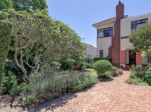 4 Bedroom Freehold Sold in Rondebosch