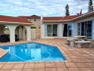 5 Bedroom House For Sale in Uvongo