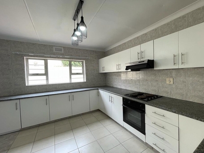 3 bedroom house to rent in Athlone Park