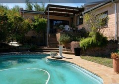 Stunning low maintenance 3 bedroom house with pool