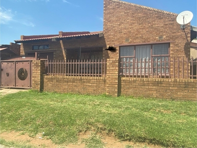 3 Bedroom House for sale in Thembisa