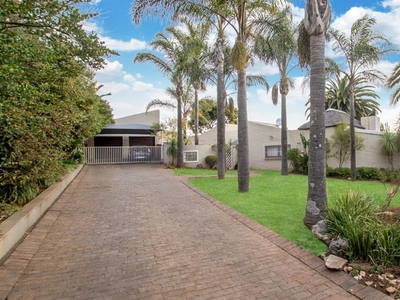 House For Sale in KLOOFENDAL