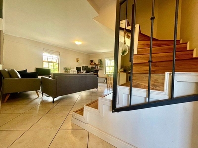 Modern, spacious 2 bedroom apartment in the beautiful suburb of Wynberg Upper