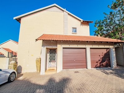 Townhouse For Sale in Country View Estate