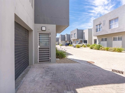 Townhouse For Sale in Parklands East