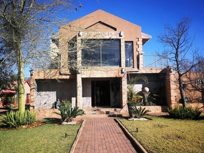 5 Bedroom Duplex For Sale in Buffelspoort Eco Estate