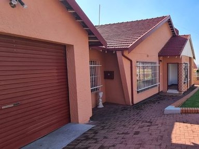 3 Bedroom House For Sale in South Crest