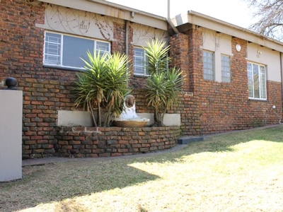 3 Bedroom House For Sale in Wilro Park - 1 Steenbras Road