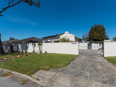 3 Bedroom house in Newton Park For Sale
