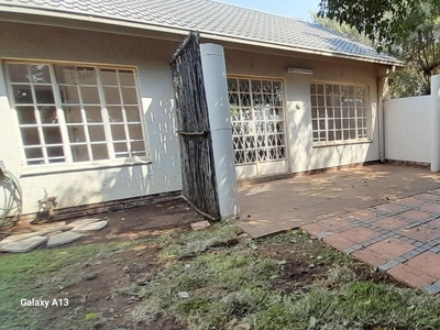 3 Bedroom Townhouse To Let in Garsfontein