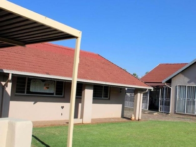 4 Bedroom house for sale in Silverfields Park, Krugersdorp