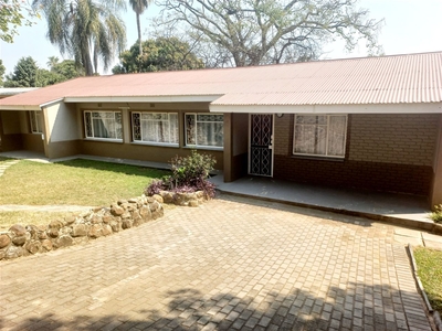 6 Bedroom House For Sale in West Acres