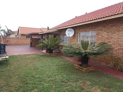 Townhouse For Sale In Eike Park, Randfontein