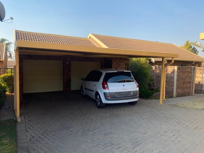 Townhouse – sectional For Sale in Rooihuiskraal North