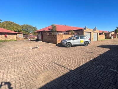 2 Bedroom townhouse - sectional to rent in Birchleigh, Kempton Park