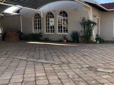 4 Bedroom house to rent in Florida Lake, Roodepoort