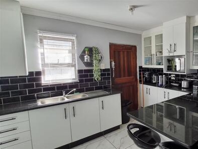 House For Sale In Parkridge, East London