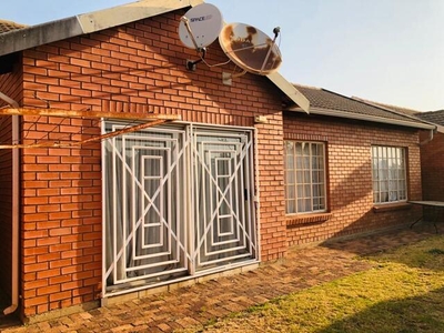 Townhouse For Rent In Kyalami Hills, Midrand