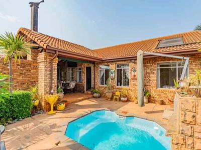Townhouse For Sale In Faerie Glen, Pretoria