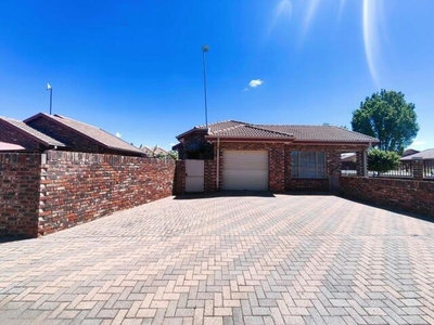 Townhouse For Sale In Grimbeeck Park, Potchefstroom