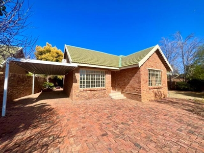 Townhouse For Sale In Langenhovenpark, Bloemfontein