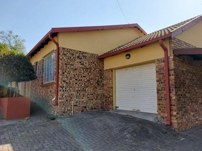 Townhouse For Sale In Schuinshoogte, Newcastle