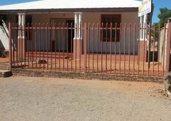 3 bed house in upington