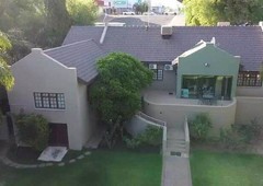 6 bed house in upington