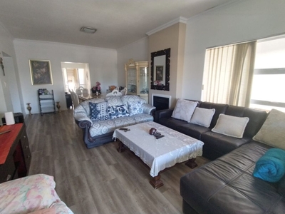 3 Bedroom Sectional Title Rented in Greenstone Hill