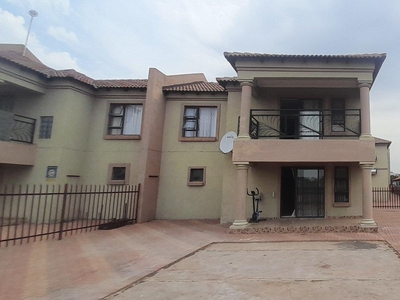 3 Bedroom Townhouse for sale in Debron