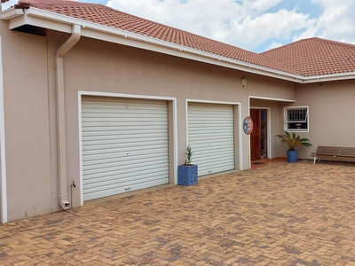 3 Bedroom Townhouse for sale in Sasolburg Central