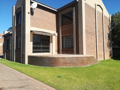 3 Bedroom Townhouse to rent in Middelburg Central