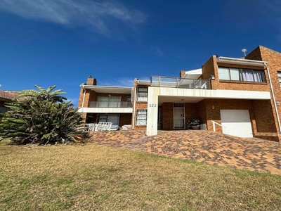 6 Bedroom house for sale in Lamberts Bay