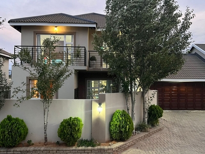 4 Bedroom Townhouse For Sale in Shellyvale