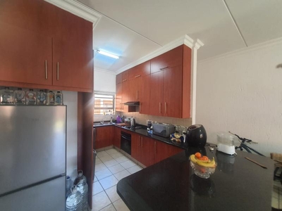.Beyers Park - . For the Executive/ Ground floor/Private garden/Pet Friendly.R860 000.00neg