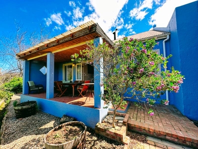 Elegant Karoo Home, Blue Perfect Airbnb or lock up and go
