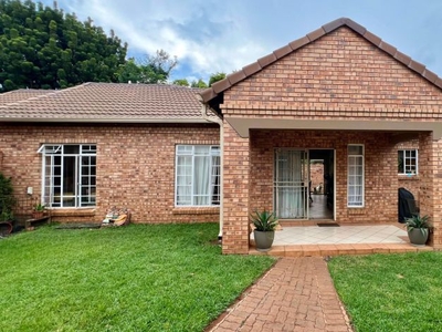 3 Bedroom townhouse - sectional for sale in Equestria, Pretoria