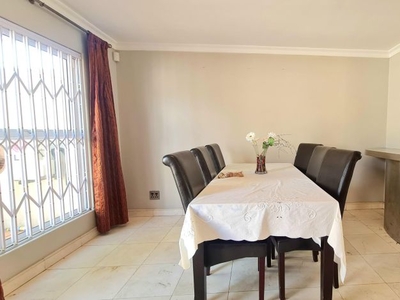 3 Bedroom townhouse - sectional to rent in Claremont, Cape Town