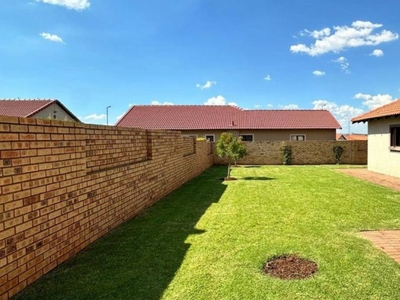 4 Bedroom duplex townhouse - freehold to rent in Monavoni, Centurion