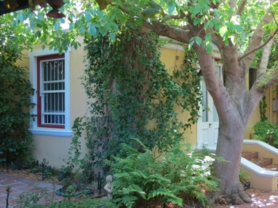 Bachelor Flat to rent in Tamboerskloof, Cape Town