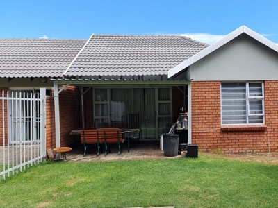 2 Bedroom Townhouse to rent in Langenhovenpark - 31 Blouberg Ave