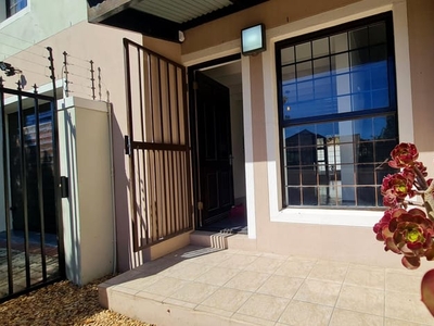 3 Bedroom townhouse - sectional to rent in Mowbray, Cape Town