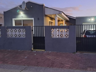 4 Bedroom house rented in New Woodlands, Mitchells Plain