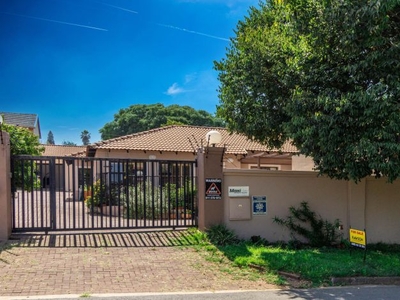 3 Bedroom townhouse - sectional rented in Northcliff, Randburg