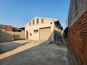 250m² Commercial Warehouse For Sale by Owner in Pta East