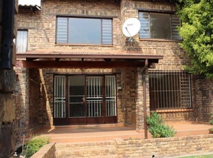 3 Bedroom duplex townhouse - sectional to rent in Fairland, Randburg